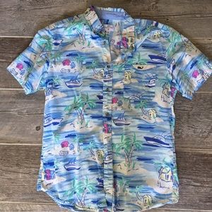 Vineyard Vines Men’s  short sleeved button down shirt.
